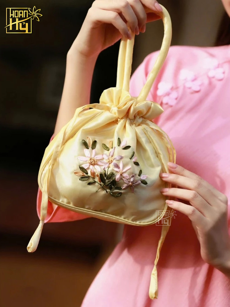 Túi tiểu thư cầm tay thêu hoa - màu vàng