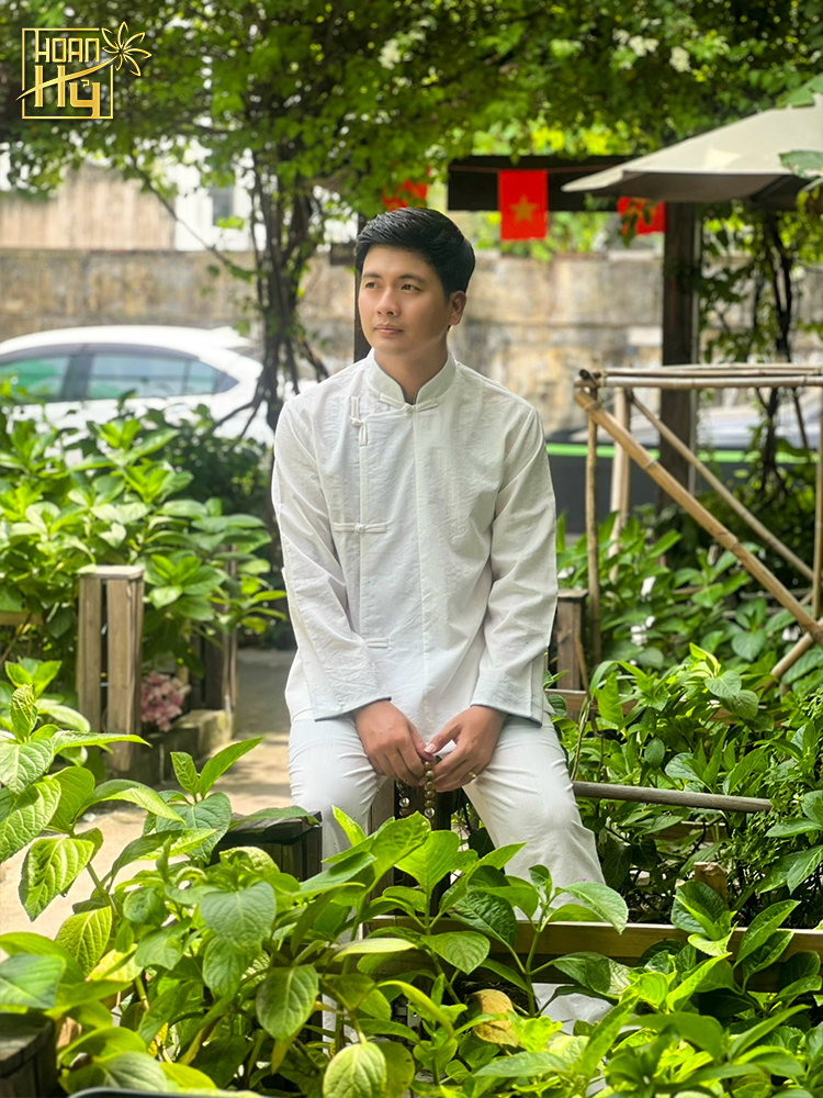 Bộ lam đi chùa nam màu trắng vạt xéo nút thắt cổ trụ