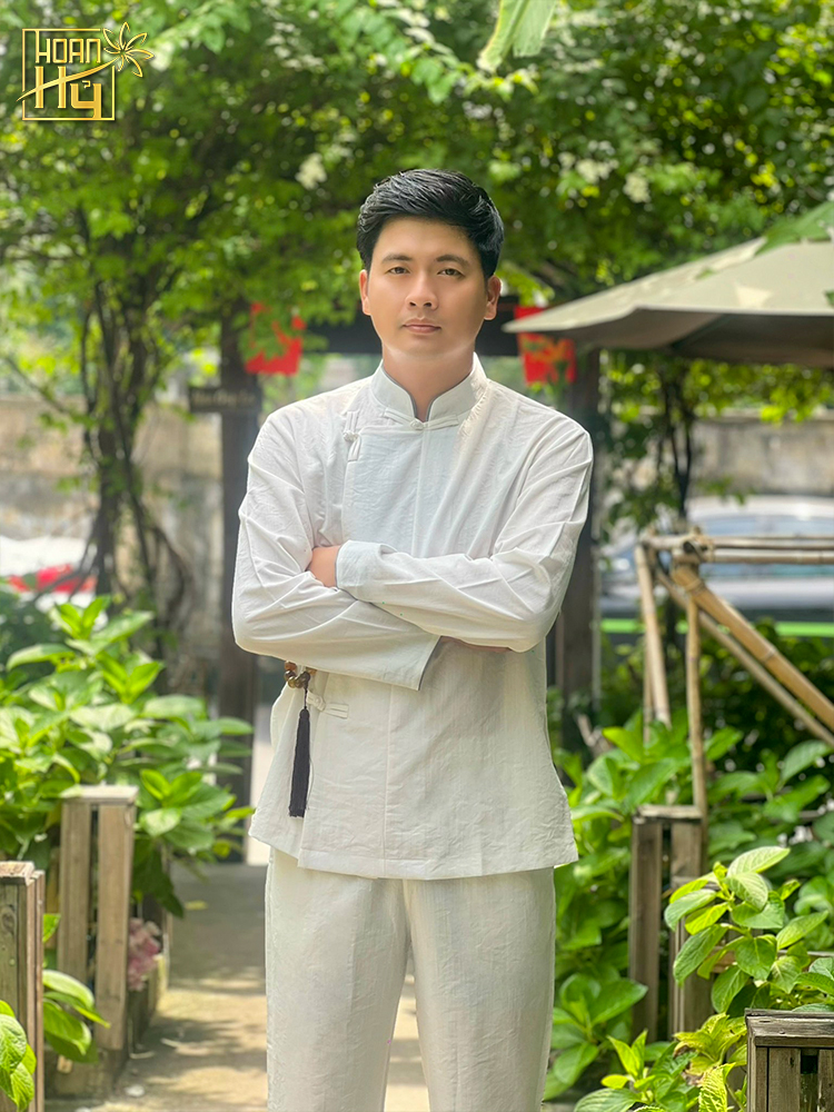 Bộ lam đi chùa nam màu trắng vạt xéo nút thắt cổ trụ